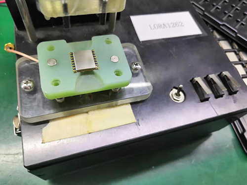 Coloque el módulo LoRa LoRa1262 en el accesorio del soporte de prueba de función del producto en la dirección correcta